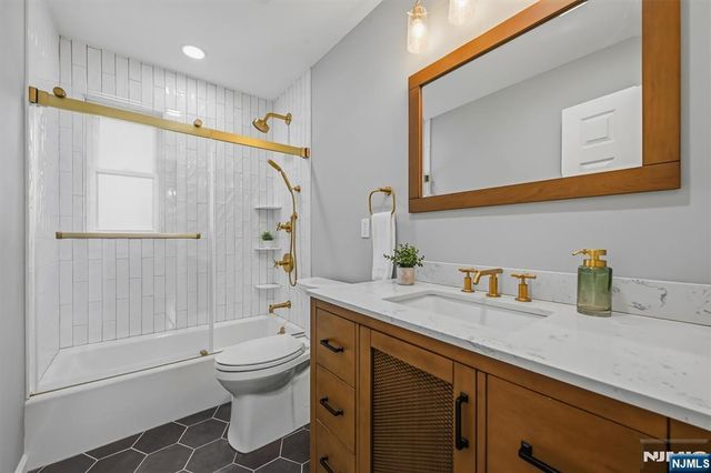 2 Hillview Place, Ramsey, NJ 07446