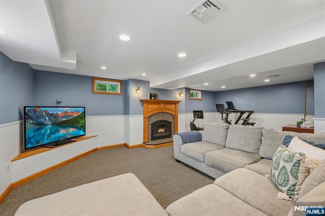 2 Hillview Place, Ramsey, NJ 07446