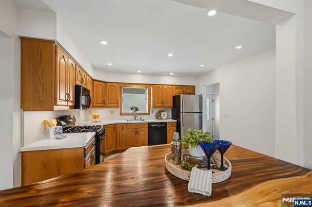 2 Hillview Place, Ramsey, NJ 07446