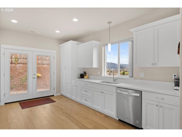 816 PEBBLE CREEK St, Sutherlin, OR 97479