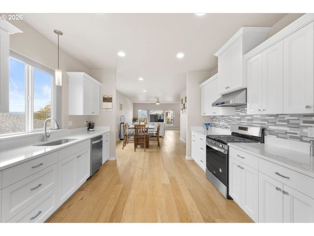 816 PEBBLE CREEK St, Sutherlin, OR 97479