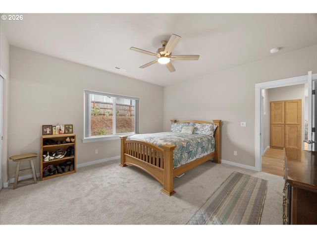 816 PEBBLE CREEK St, Sutherlin, OR 97479