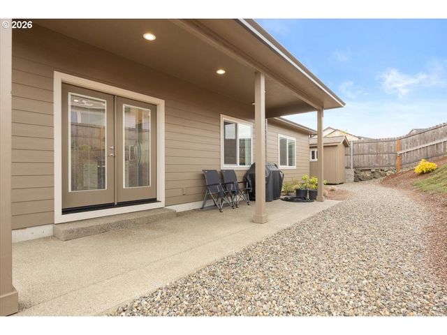 816 PEBBLE CREEK St, Sutherlin, OR 97479