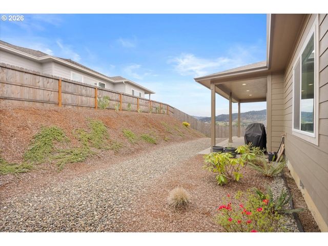 816 PEBBLE CREEK St, Sutherlin, OR 97479