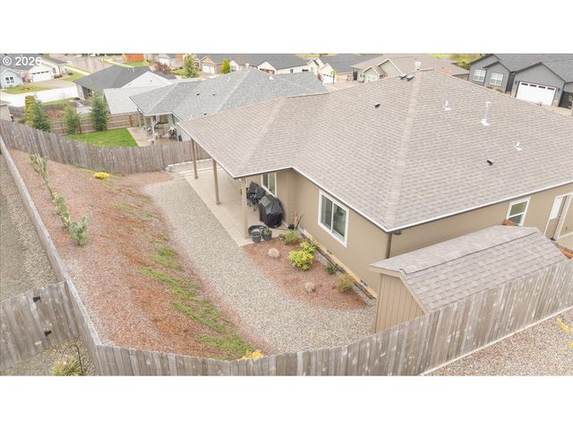 816 PEBBLE CREEK St, Sutherlin, OR 97479