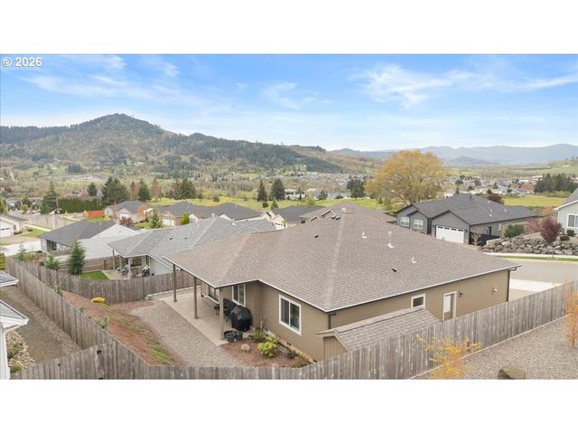 816 PEBBLE CREEK St, Sutherlin, OR 97479