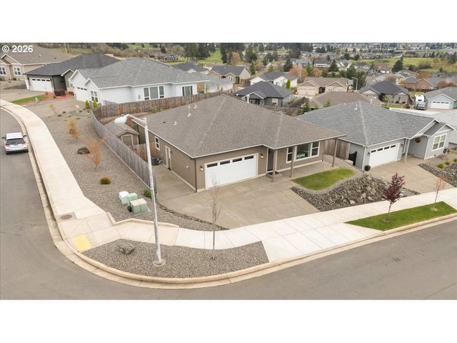 816 PEBBLE CREEK St, Sutherlin, OR 97479