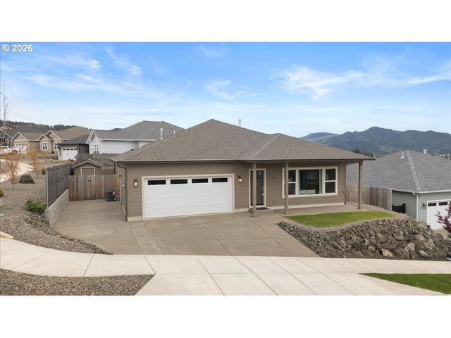 816 PEBBLE CREEK St, Sutherlin, OR 97479