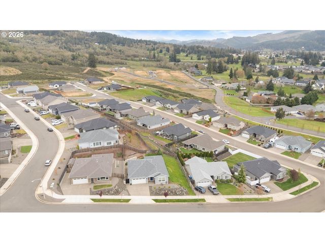 816 PEBBLE CREEK St, Sutherlin, OR 97479