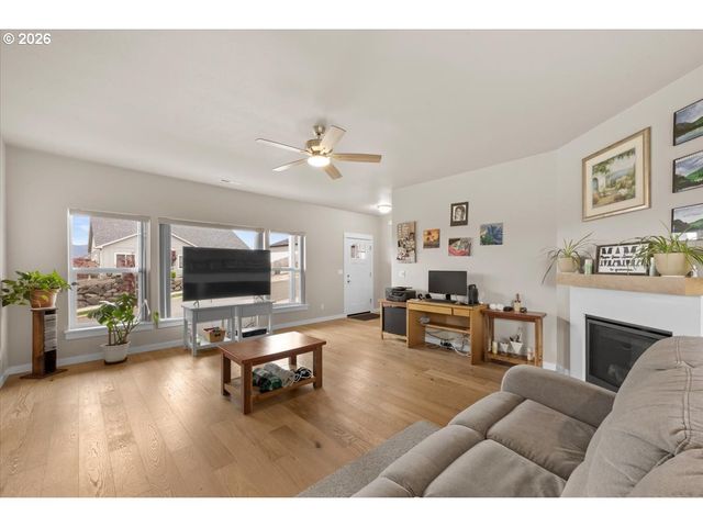 816 PEBBLE CREEK St, Sutherlin, OR 97479