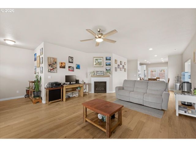 816 PEBBLE CREEK St, Sutherlin, OR 97479