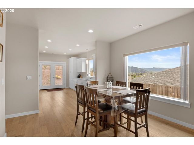 816 PEBBLE CREEK St, Sutherlin, OR 97479