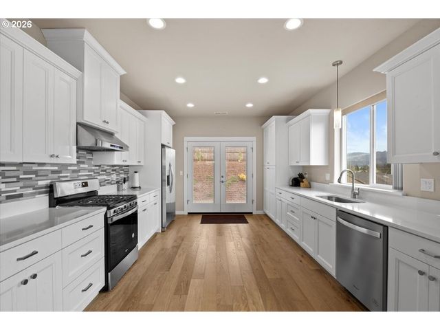 816 PEBBLE CREEK St, Sutherlin, OR 97479