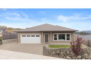 816 PEBBLE CREEK St, Sutherlin, OR 97479
