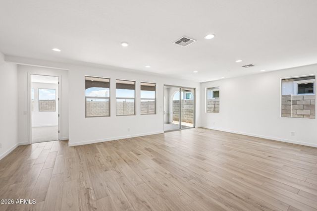 7950 W LOMA Lane, Peoria, AZ 85345