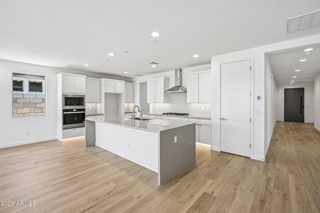 7950 W LOMA Lane, Peoria, AZ 85345