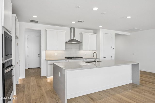 7950 W LOMA Lane, Peoria, AZ 85345