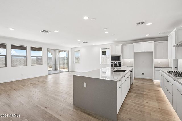7950 W LOMA Lane, Peoria, AZ 85345