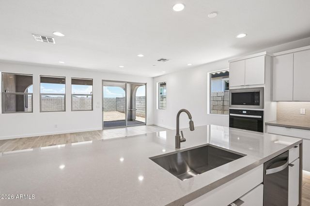 7950 W LOMA Lane, Peoria, AZ 85345