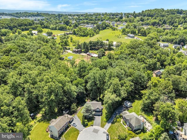 40 BROOK CIR, Etters, PA 17319
