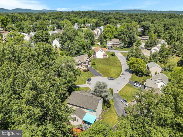 40 BROOK CIR, Etters, PA 17319