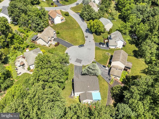40 BROOK CIR, Etters, PA 17319
