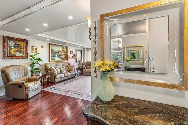166-25 Powells Cove Boulevard 4L, Beechhurst, NY 11357