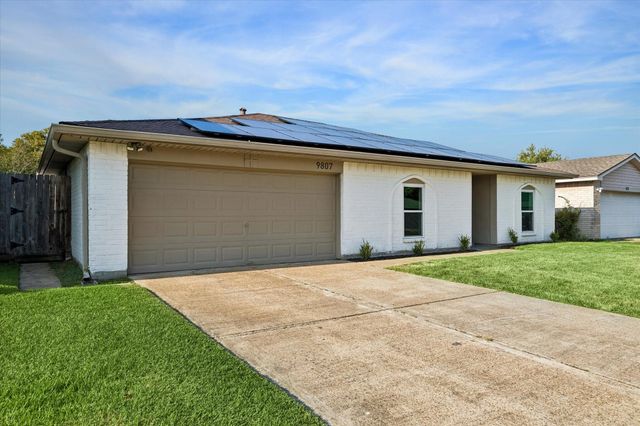 9807 Sparrow Street, La Porte, TX 77571