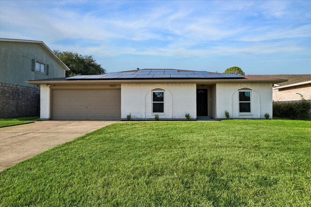 9807 Sparrow Street, La Porte, TX 77571