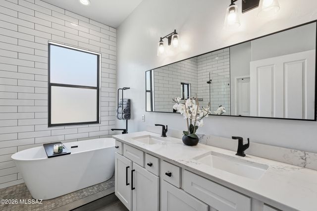 10017 S Placita Notable, Vail, AZ 85641