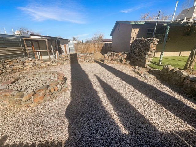 1333 Lucretia Street SW, Albuquerque, NM 87121