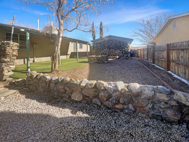 1333 Lucretia Street SW, Albuquerque, NM 87121