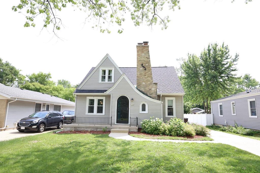 1522 S Sunny Slope ROAD, New Berlin, WI 53151