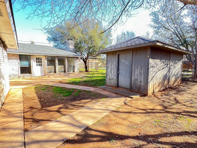 505 N Yosemite, Iowa Park, TX 76367
