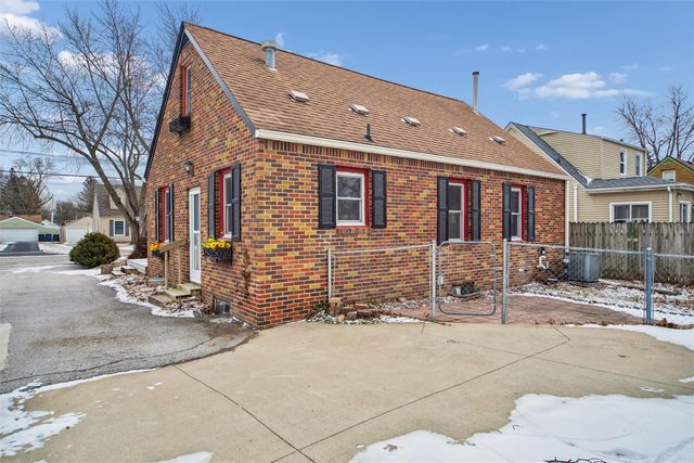 2712 49th Street, Des Moines, IA 50310