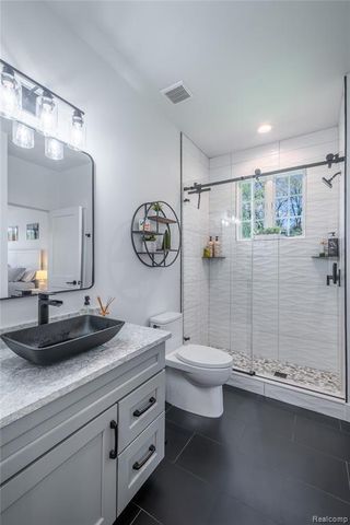 10195 Bennett Lake Road, Fenton, MI 48430
