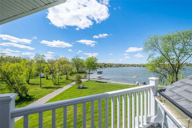 10195 Bennett Lake Road, Fenton, MI 48430