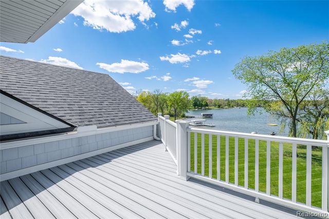 10195 Bennett Lake Road, Fenton, MI 48430