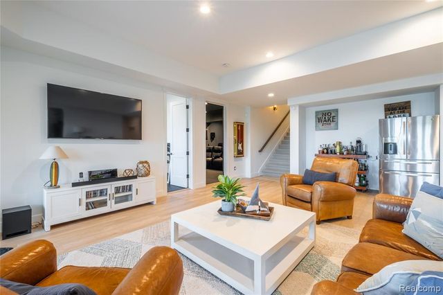 10195 Bennett Lake Road, Fenton, MI 48430