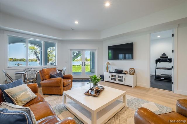 10195 Bennett Lake Road, Fenton, MI 48430