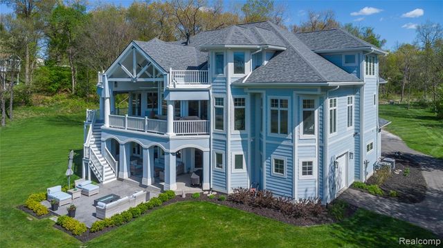 10195 Bennett Lake Road, Fenton, MI 48430