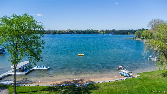 10195 Bennett Lake Road, Fenton, MI 48430