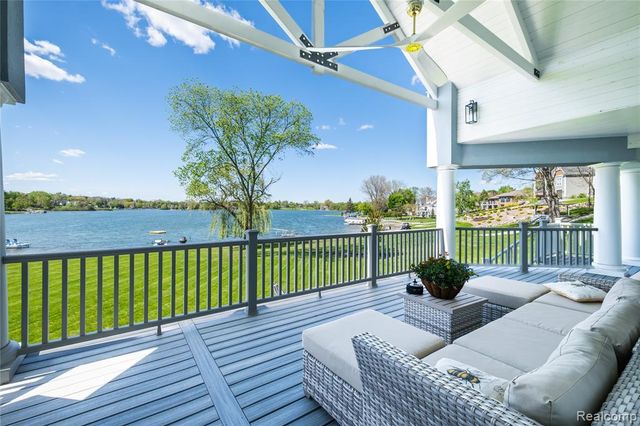 10195 Bennett Lake Road, Fenton, MI 48430