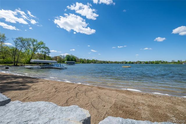 10195 Bennett Lake Road, Fenton, MI 48430