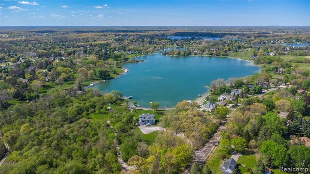 10195 Bennett Lake Road, Fenton, MI 48430