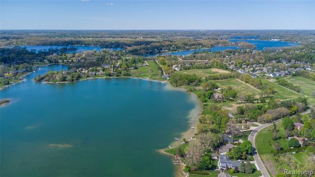 10195 Bennett Lake Road, Fenton, MI 48430