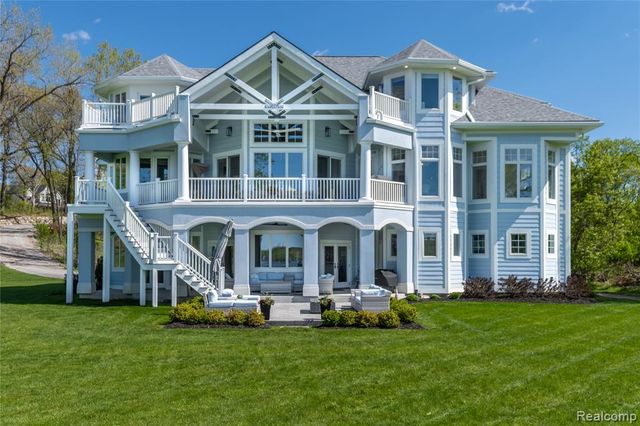 10195 Bennett Lake Road, Fenton, MI 48430