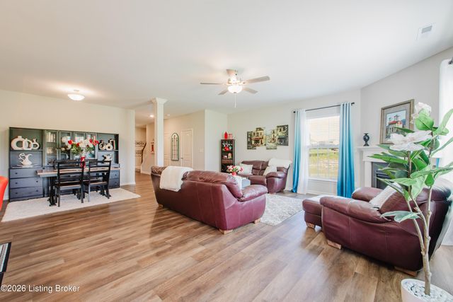 11901 Parkview Trace Dr, Louisville, KY 40229