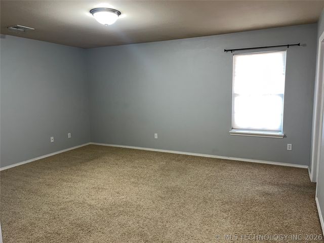 520 S Creek Street, Skiatook, OK 74070