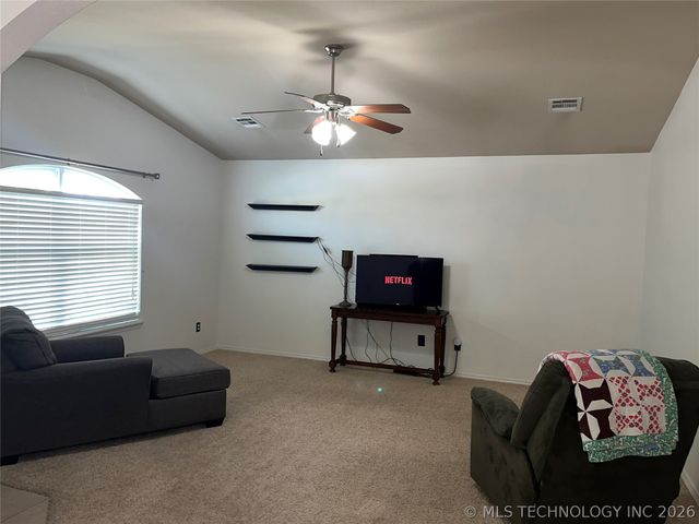 520 S Creek Street, Skiatook, OK 74070